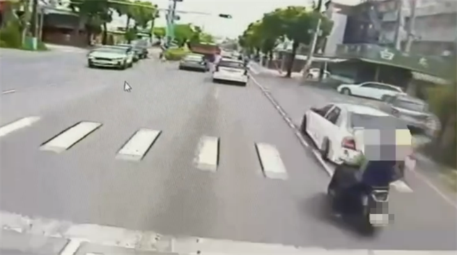 陈男疑为闪车变换车道，后方曳引车驾驶紧急煞车，双方引发行车纠纷。 （翻摄照片／洪靖宜高雄传真）