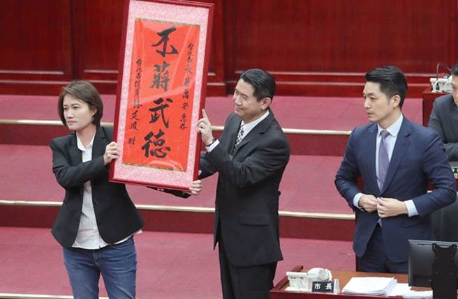 民进党台北市议员林延鳯（左一）质疑，水利处设置的「积水资讯网」并未即时更新积、淹水资讯形同「盖牌」，且网站平均每日点阅率仅不到30人，比水利处一个科的员额还少。（本报资料照片）