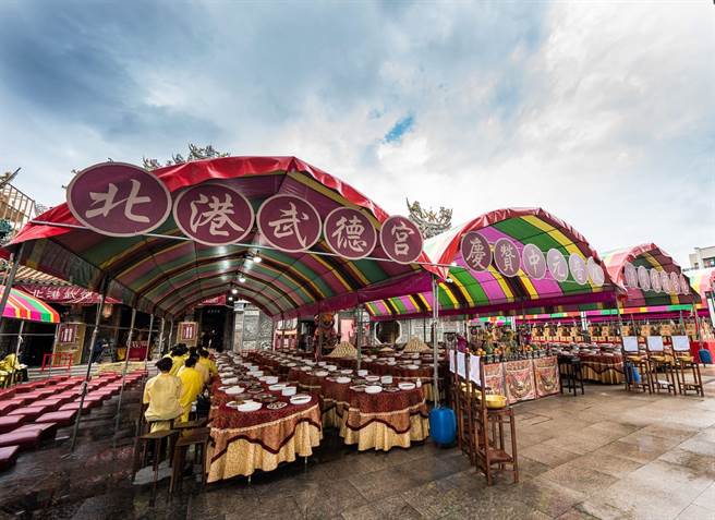 云林县北港武德宫普度送爱心，8708桌市值逾千万元创纪录。（北港武德宫提供／张朝欣云林传真）