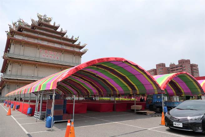 云林县北港武德宫中元普度供品，约9成将送给弱势家庭。（张朝欣摄）