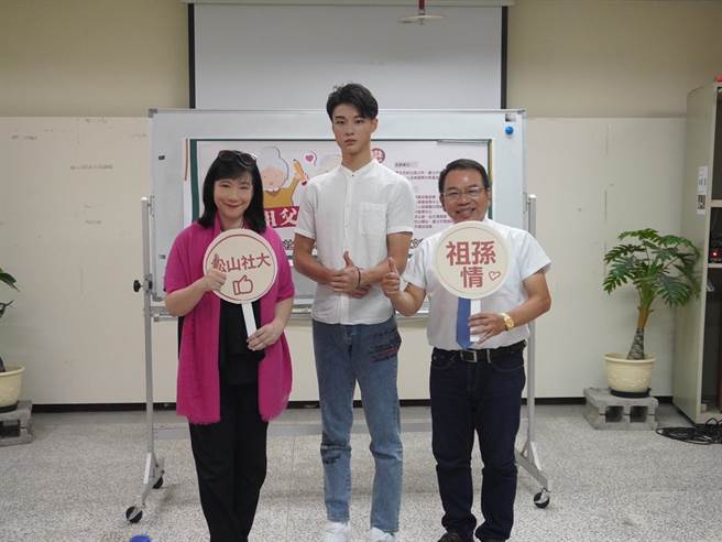 何柏廷（中）接受松山社大校长刘荧瑰（左）及民俗委员会副会长石决在颁奖。（松山社区大学提供）