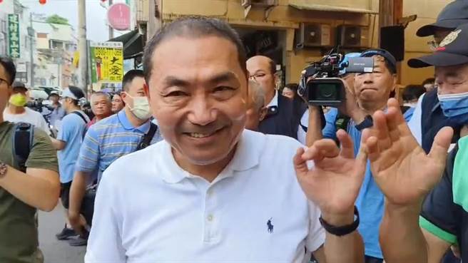 国民党总统参选人侯友宜今天回本命区嘉义县拜庙，受到民眾热情欢呼。（廖素慧摄）