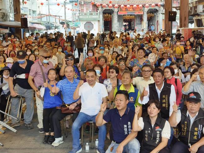 国民党总统参选人侯友宜今天到嘉义县梅山玉虚宫开讲，民眾齐喊「冻蒜」。（廖素慧摄）