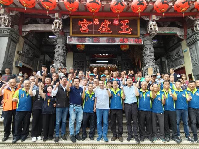 国民党总统参选人侯友宜今天到嘉义县梅山玉虚宫参香，与庙方董监事合照。（廖素慧摄）