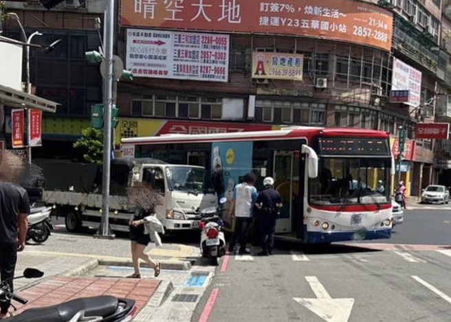 新北市三重区发生一起货车与公车擦撞的交通事故。（图／警方提供）