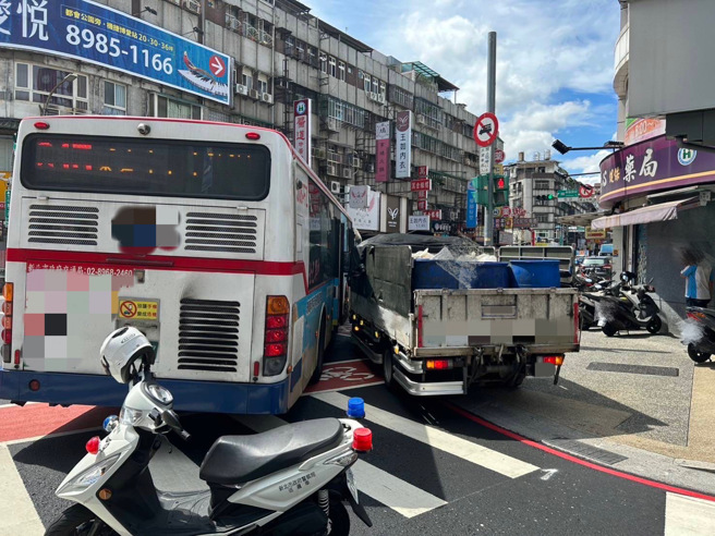 新北市三重区发生一起货车与公车擦撞的交通事故。（图／警方提供）