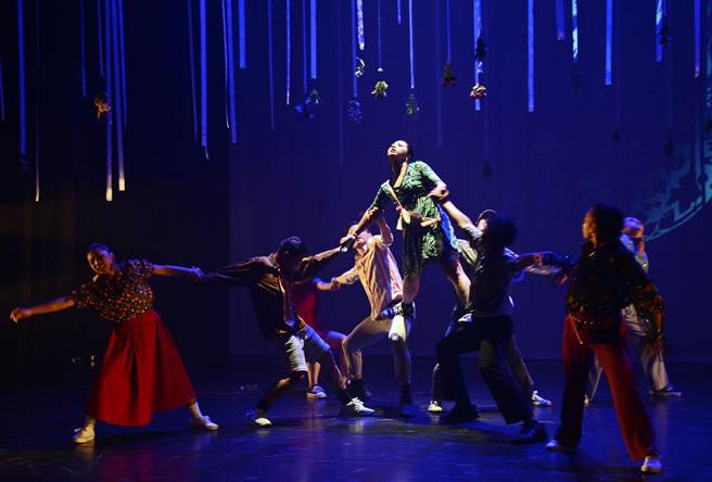 原住民族文化发展中心发表今年全新乐舞集，从都市原民角度出发，描述族人离开原乡心路歷程。（林和生摄）