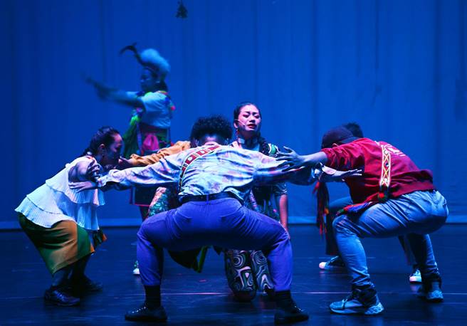 原住民族文化发展中心发表今年全新乐舞集，描述族人离开原乡，孤立无援的独自来到都市生活。（林和生摄）