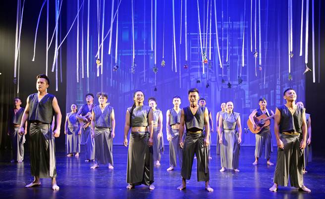 原住民族文化发展中心发表今年全新乐舞集，剧中描述多数原乡族人离开部落，选择到都市生活的心路歷程。（林和生摄）