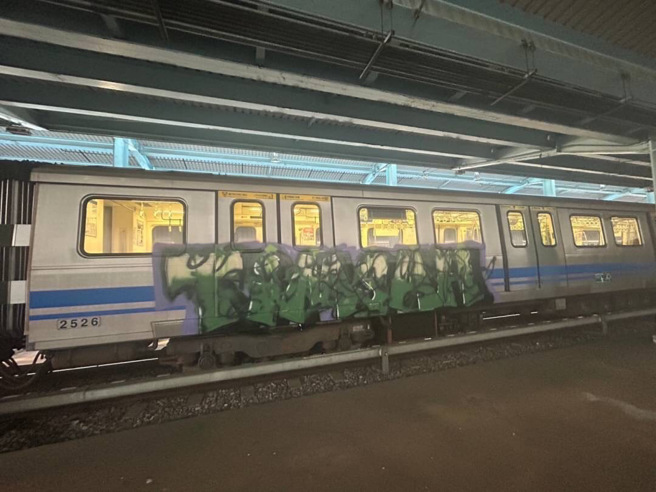 台北捷运北投机厂在 8 月 24 日凌晨 3 点时发生列车遭涂鸦事件。（图／警方提供）