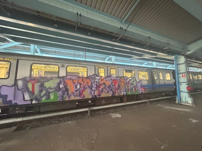 台北捷运北投机厂在 8 月 24 日凌晨 3 点时发生列车遭涂鸦事件。（图／警方提供）