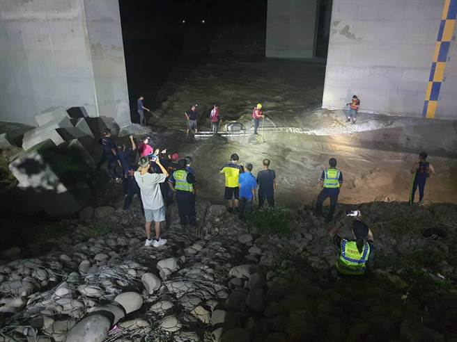 竹山清水溪畔两钓客遭急流困在沙洲，竹山消防分队获报前往救援。（南投县消防局提供）