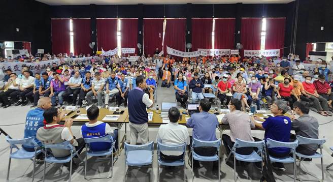 桃园市观音桃园科技工业园区将迎来3间固体再生燃料（SRF）发电厂进驻，观音、新屋居民26日齐聚社场说明会抗议，坚决反对设厂。（蔡明亘摄）