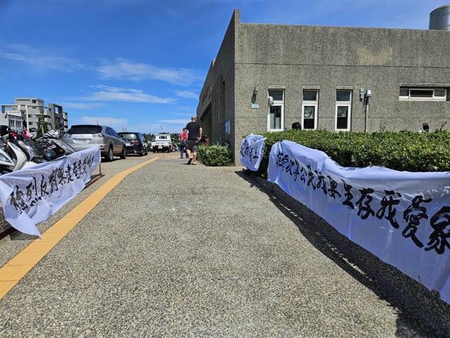 桃园民眾在SRF发电厂设厂说明会拉起布条写道「经济部、郑市长核准，踹共」、「拒绝用肺发电」、「我们要生存」等语，强烈反对进驻桃科。（蔡明亘摄）
