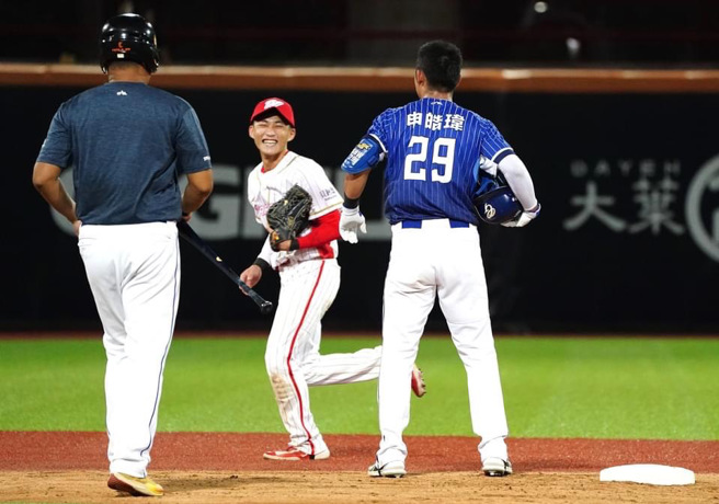 味全龍中外野手郭天信（左二）25日美技接殺富邦悍將申皓瑋（右）。（富邦悍將隊提供）