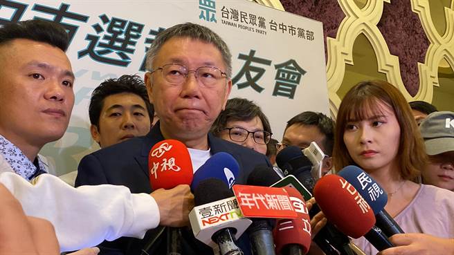 民眾黨總統參選人柯文哲今天被問到藍白合有機會嗎？除說「不急啦」也表示很多時候是人民推著政治人物走的。（張亦惠攝）