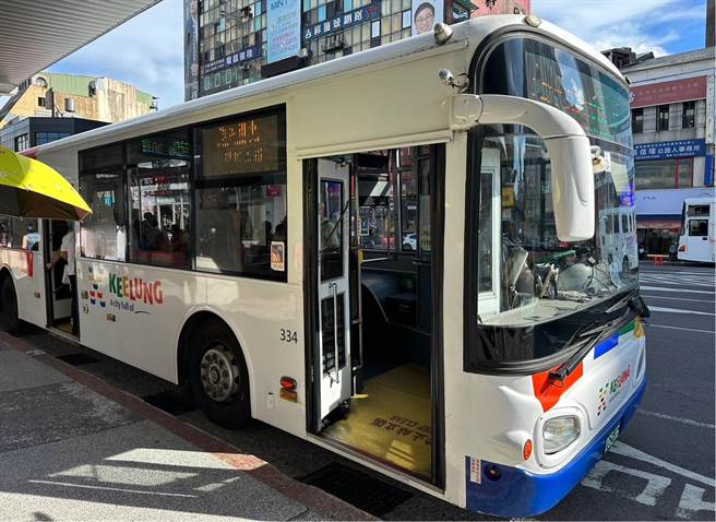 基隆市公车于8月初卡努颱风来袭时，遭爆出有「内鬼」偷油，事后调查是陈姓司机所为，竟还查出陈男是酒驾累犯却知情不报。公车处依违反劳动契约及工作守则情节重大，对陈男作出解雇处分。图为基隆市公车，非当事公车。（徐佑升摄）