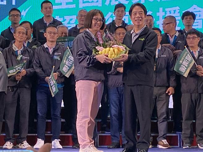 民进党26日下午在台中成立「全国农业产销团体赖清德后援会」，出席农民代表热情送上各种象徵吉祥的农产品。（冯惠宜摄）