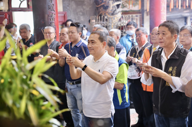 国民党总统参选人侯友宜26日回到本命区嘉义县拜票，参拜新港奉天宫、梅山玉虚宫。（侯友宜竞举办公室提供）