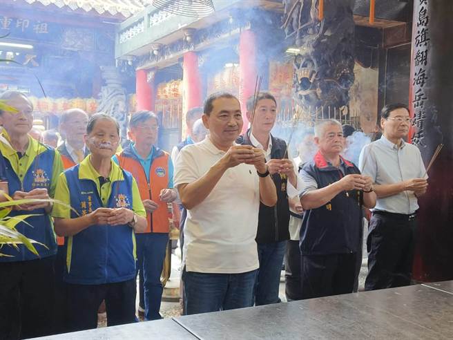 国民党总统参选人侯友宜今天到嘉义梅山玉虚宫参香。（廖素慧摄）
