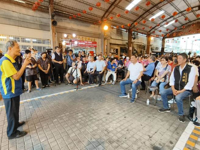 玉虚宫董事长简芳雄偕眾热情欢迎侯友宜，喊出「总统换侯友宜做啦！」全场欢腾。（廖素慧摄）