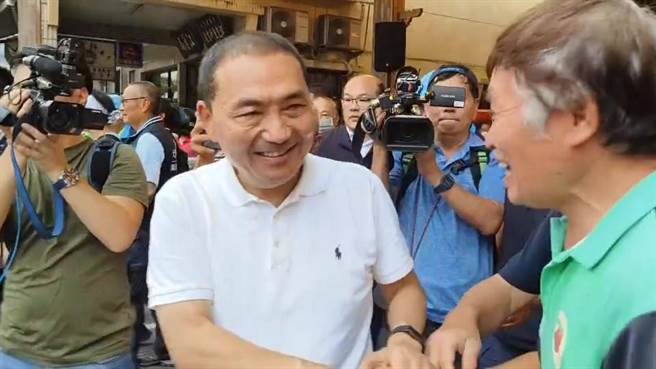 国民党总统参选人侯友宜今天到嘉义梅山玉虚宫开讲，民眾热情与他握手。（廖素慧摄）