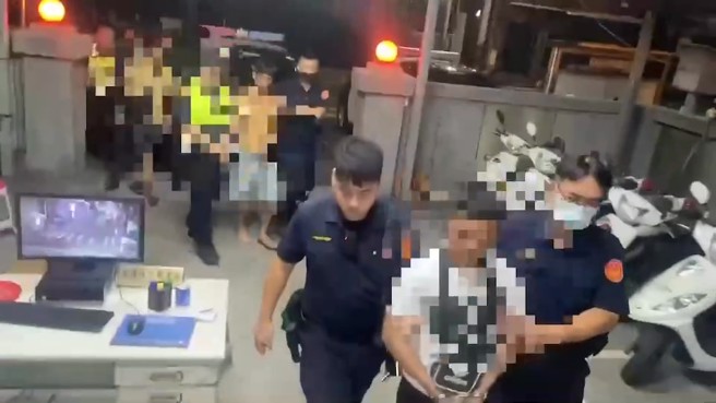 警方调阅监视器及查访厂内其他在场证人，杜民不提伤害告诉，为遏止歪风，全案依妨害秩序罪嫌移送新北地检侦办，另黎、潘等2名失联移工解送专勤队收容。（翻摄画面）