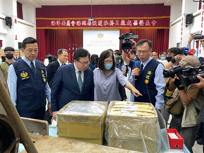 海洋委员会海巡署侦防分署台中查缉队8月16、17日先后在云林县东势乡及台中市丰原区查获私菸工厂，行政院副院长郑文灿出席破案记者会。（张亦惠摄）
