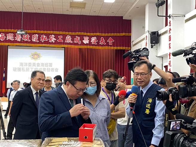 海洋委员会海巡署侦防分署台中查缉队8月16、17日先后在云林县东势乡及台中市丰原区查获私菸工厂，行政院副院长郑文灿出席破案记者会。（张亦惠摄）