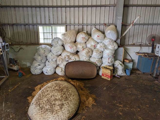 私菸工厂环境非常恶劣，菸丝也是随意丢在地上。（海巡署侦防分署提供