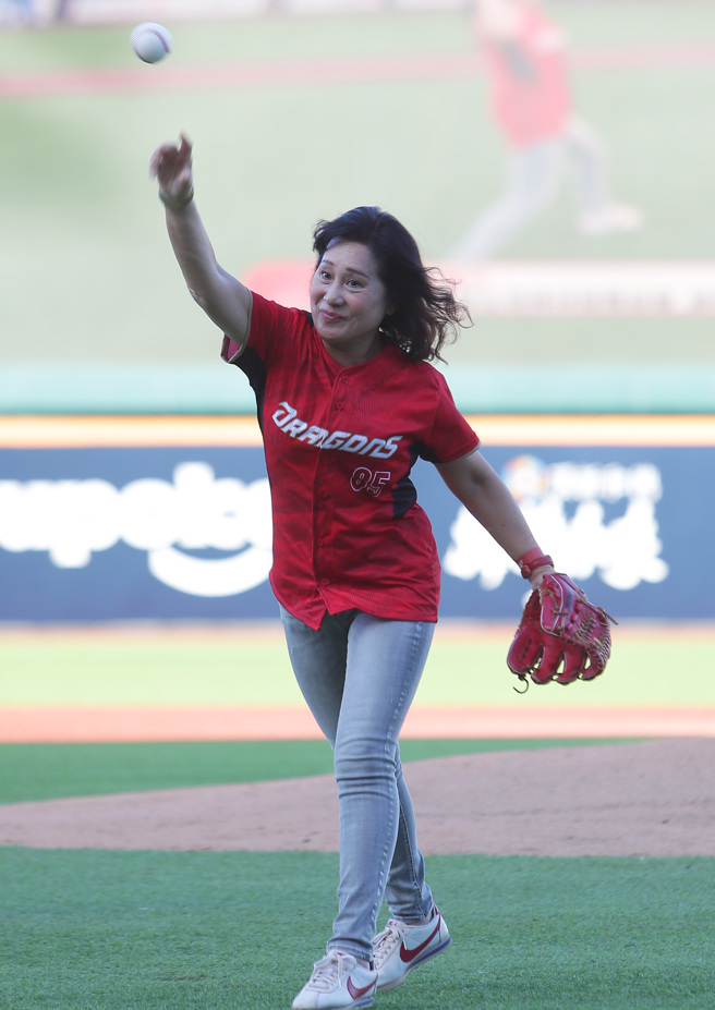 已故教头徐生明遗孀「师母」谢荣瑶担任开球嘉宾。（季志翔摄）