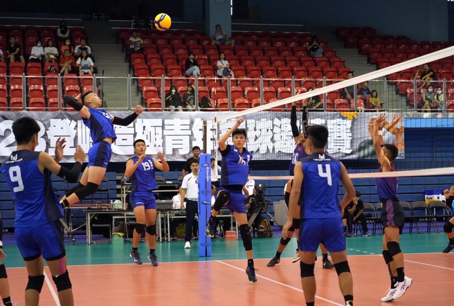 华侨高中顺利取得登峰造极青年邀请赛首胜。(中华文化教育暨体育交流促进会)