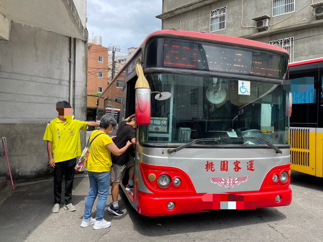 桃园市交通局试办大溪至恩主公医院263公车，试办3个月发现运量未达标，但仍具潜力，故延长试办至12月再评估。（市议员陈治文提供／蔡明亘桃园传真）