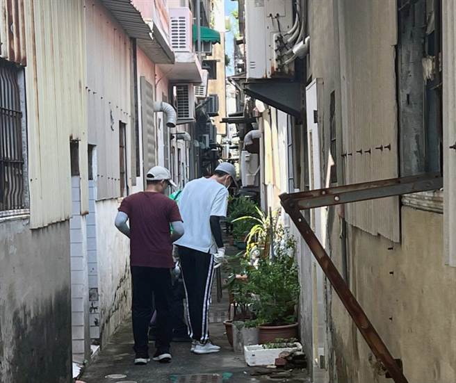 继台南市政府环保局昨天执行安南区16里全面大范围化学消毒后，今天安南区公所也动员社区民眾深入防火巷、屋后沟加强孳清。（台南市登革热防治中心提供／洪荣志台南传真）