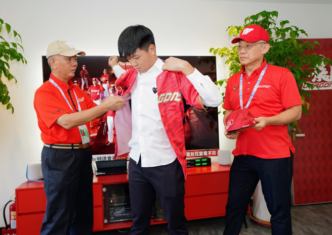 味全龍2023年季中選秀首輪指名劉俊緯（中），以520萬簽約金、激勵獎金萬簽約金、激勵獎金80萬，一軍月薪8萬元完成簽約。（味全龍提供）