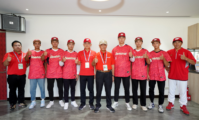 味全龍2023年季中選秀共挑走6名球員，已全數完成簽約。（味全龍提供）