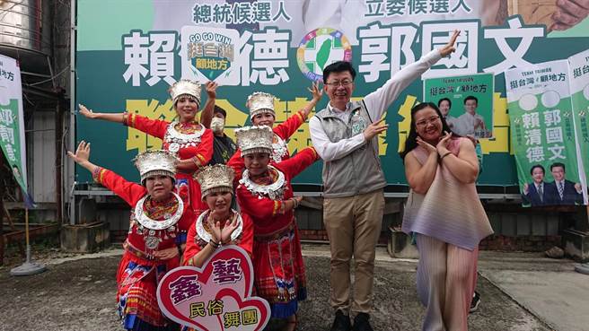 大陆籍新住民与立委国国文合影表达支持。（程炳璋摄）