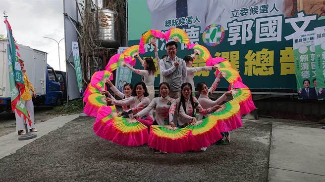 越南籍新住民摆出舞蹈队型支持郭国文参选立委。（程炳璋摄）