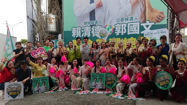 立委郭国文（后排左九）与中、越、印、泰新住民合影高喊冻蒜。（程炳璋摄）