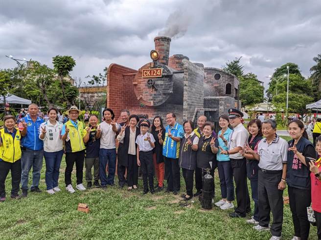彰化市公所找来青年艺术家打造砖头打造1：1 CK124「福尔摩沙号」，上万块砖头砌做而成，总重超过50公吨，26日县长王惠美、市长林世贤一起开箱。（彰化市公所提供／吴建辉彰化传真）