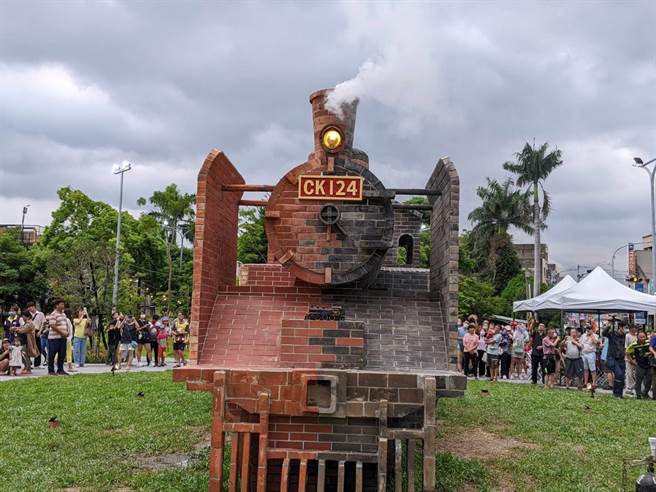 林世贤说，火车头是1：1呈现，包括火车头车牌、10个大小轮子、拉杆、烟囱到站长室等等都完整还原，像是制作一个轮子就需要300到500片砖组成。（彰化市公所提供／吴建辉彰化传真）