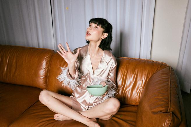 HERE'S TO LOVE Creamy Feathers 限定款居家服，1980 元。（HERE'S TO LOVE提供／古明弘台北传真）