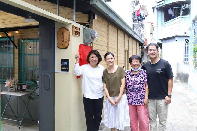 嘉义市长黄敏惠（左）为嘉义市第一家三合院民宿开幕。（廖素慧摄）