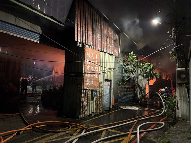 新北市板桥长江路三段1巷发生火警。（翻摄画面）