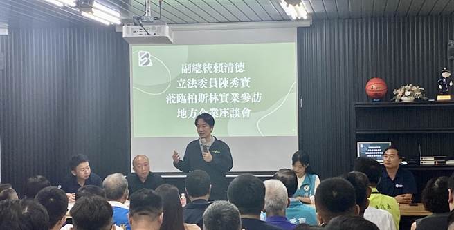 民进党总统参选人赖清德今晚现身彰化参加信赖台湾之友会彰化县理监事会，还到和美柏斯林公司与公司负责人陈勇志、相关产业企业主与直播主，进行产业座谈与意见交流。（吴建辉摄）