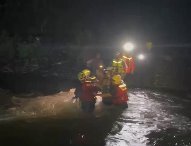 午後及時雨，4名溯溪客受困、警消急救援。(屏東消防局提供)