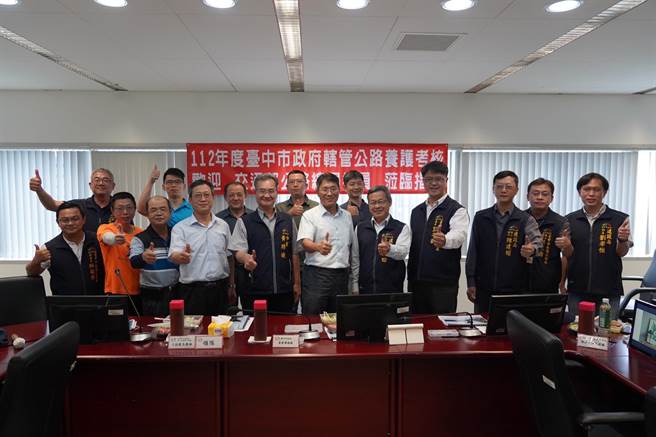 交通部今年度辦理「各直轄市、縣政府轄管公路養護考核」，台中拿下直轄市組「第一名」，更連續4年獲「金路獎」路況養護類績優肯定。（建設局提供／張亦惠台中傳真）