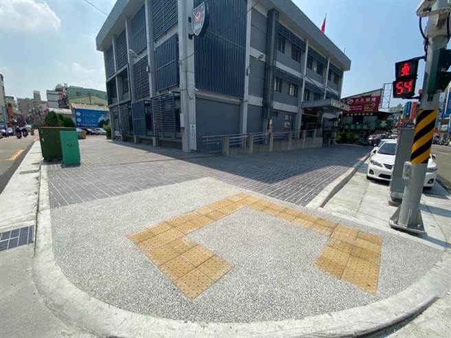 交通部今年度辦理「各直轄市、縣政府轄管公路養護考核」，台中拿下直轄市組「第一名」，更連續4年獲「金路獎」路況養護類績優肯定。（建設局提供／張亦惠台中傳真）