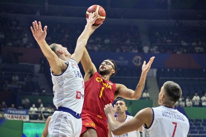 李凯尔(中)今天表现有够低迷。(美联社)