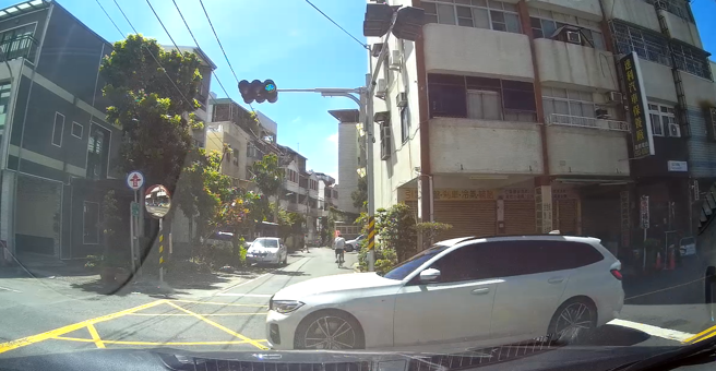 高雄1名吳姓男子，闖紅燈險些撞到剛起步的警車，因此被警方攔下，經酒測，男子酒測值達每公升0.28毫克，當場遭警逮捕送辦。（圖／警方提供）